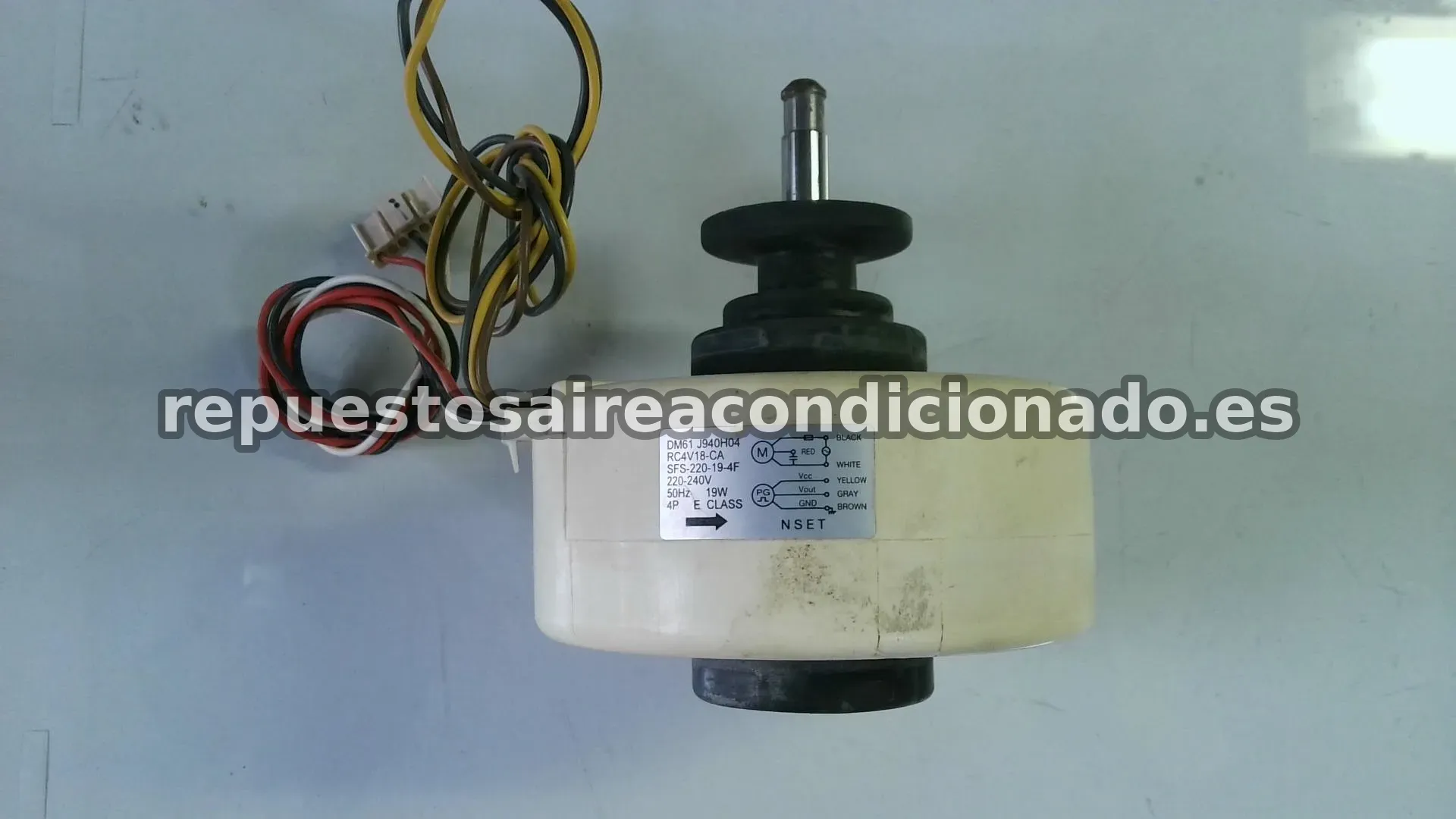 M DM61 J940H04 / RC4V18-CA / SFS-220-19-4F 220-240V