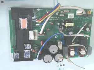 PLACA ELECTRONICA PARA UNIDAD EXTERIOR DAITSU  GRJW843-A5 V1  DOS-18UIAK) sin-caja